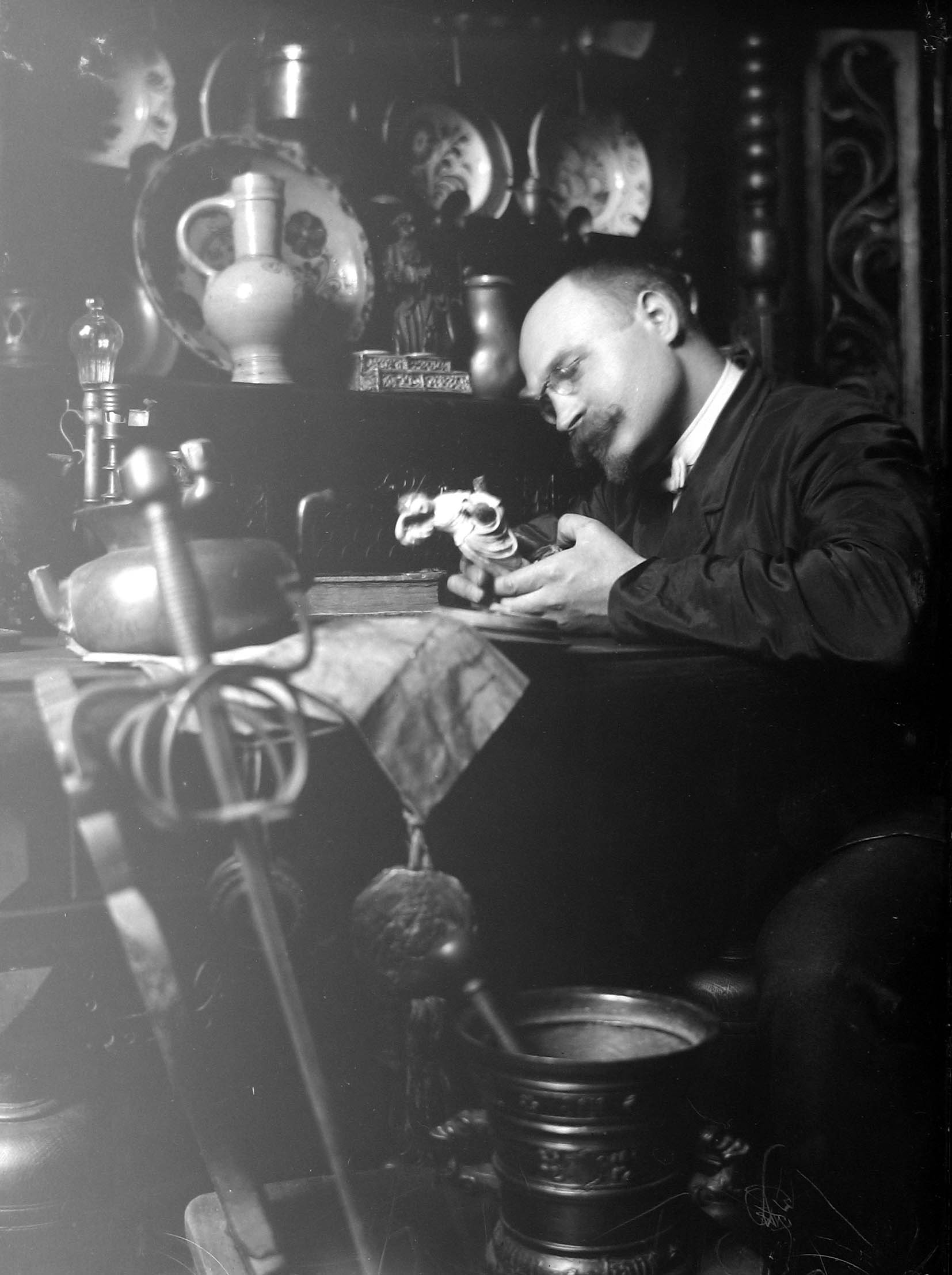 Gustav Lübcke bei der Begutachtung seiner Schätze, Bildbearbeitung © Heinz Feußner, Hamm