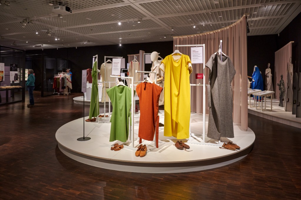 Ausstellungsansicht DRESSED © VARUSSCHLACHT im Osnabrücker Land gGmbH Museum & Park Kalkriese, Foto: Manfred Pollert